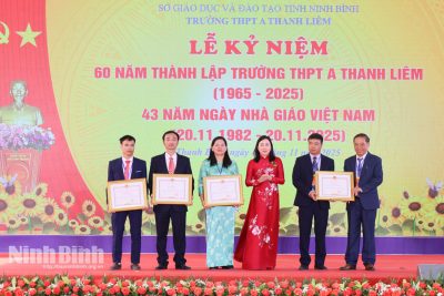 Đồng chí Phó Bí thư Thường trực Tỉnh ủy Đinh Thị Lụa dự Lễ kỷ niệm 60 năm thành lập Trường THPT A Thanh Liêm